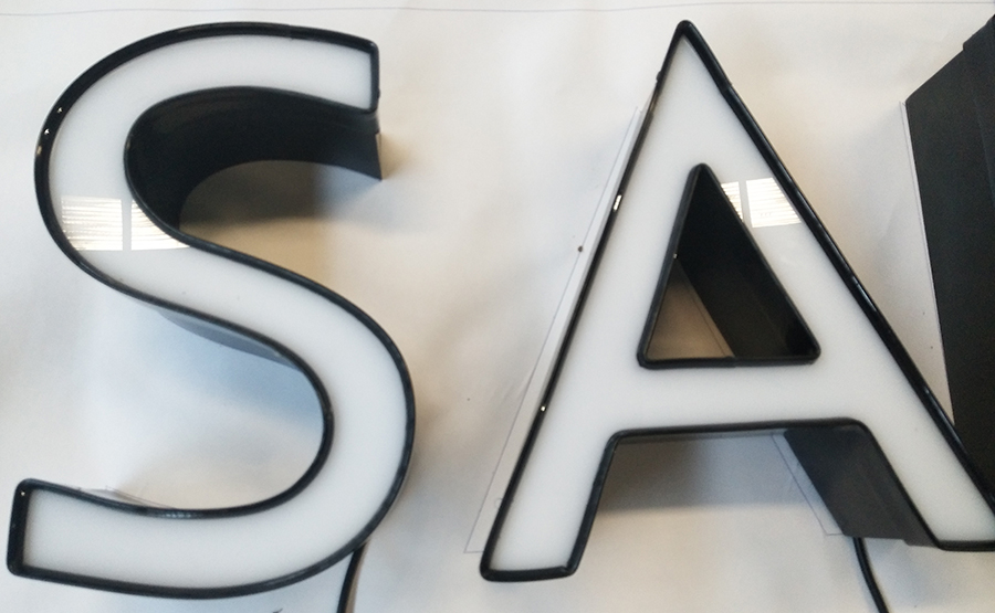 暴露的发光字和内心的发光字？